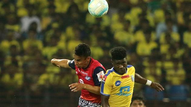 Emerson Gomes De Moura of Jamshedpur FC and Courage Pekuson of Kerala Blasters FC in action during the Indian Super League match. (ISL / SPORTZPICS)