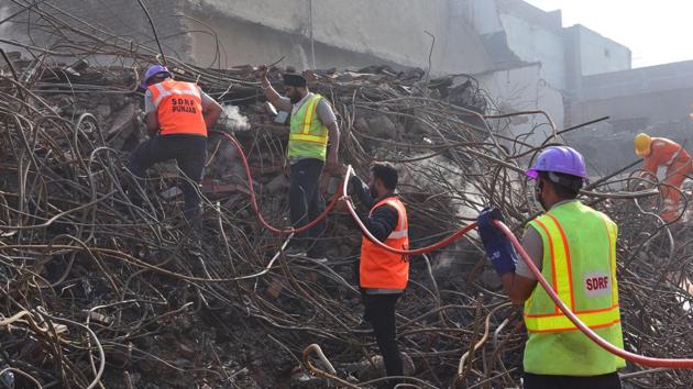 NDRF and fire fighter personnel participating in rescue operations on the fifth day after a five storied building collapsed at Mushtaq Gunj area near Suffian Chowk Ludhiana on Friday.(Gurpreet Singh/HT)