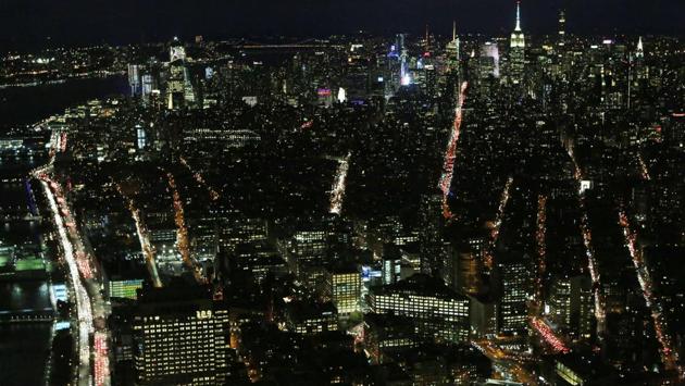 Car headlights and taillights shine on crowded northbound and southbound streets in Manhattan after sunset ahead of the Thanksgiving holiday on November 22, 2017 in New York City. The American Automobile Association (AAA) predicted that nearly 51 million Americans would travel 50 miles (80 km) or more this Thanksgiving holiday weekend. (Mario Tama / Getty Images / AFP) Car headlights and taillights shine on crowded northbound and southbound streets in Manhattan after sunset ahead of the Thanksgiving holiday on November 22, 2017 in New York City. The American Automobile Association (AAA) predicted that nearly 51 million Americans would travel 50 miles (80 km) or more this Thanksgiving holiday weekend. (Mario Tama / Getty Images / AFP)