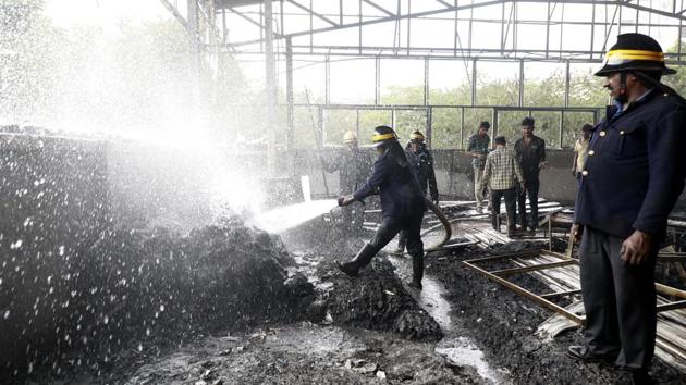 Fire department personnel douse fire at Wadia Hospital in Pune on Monday, November 20, 2017. (Rahul Raut / HT Photo) Fire department personnel douse fire at Wadia Hospital in Pune on Monday, November 20, 2017. (Rahul Raut / HT Photo)