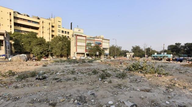 The plot near Vyapar Sadan is also located close to the Gurgaon government college in Sector 14 on Mehrauli Road. (Sanjeev Verma/HT PHOTO) The plot near Vyapar Sadan is also located close to the Gurgaon government college in Sector 14 on Mehrauli Road. (Sanjeev Verma/HT PHOTO)