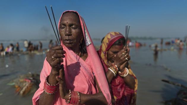 The celebration of Kartik Purnima is an important part of the Sonepur Mela in Bihar as it marks the opening of the festival. Thousands of pilgrims make offerings and take a ritual bath in the confluence of Ganga and Gandak river. (Pratik Chorge / HT Photo)