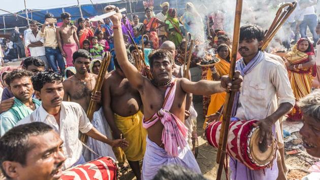 A Hindu priest performs rituals on the occasion of Kartik Purnima at Konhara ghat, Sonepur in Bihar. Several “tantriks” practice black magic in a belief to remove evil energies from the resolve the pilgrims’ problems. (Pratik Chorge / HT Photo)
