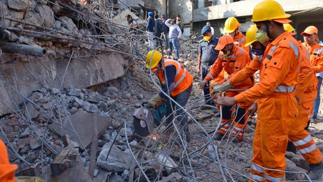 Police Force, NDRF and army personnel carry out rescue operations on the third day after a five-storey building collapsed in Ludhiana on Wednesday, November 22, 2017. (Gurpreet Singh / HT Photo) Police Force, NDRF and army personnel carry out rescue operations on the third day after a five-storey building collapsed in Ludhiana on Wednesday, November 22, 2017. (Gurpreet Singh / HT Photo)