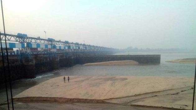 The empty Durgapur Barrage attracted a lot of curious visitors on Saturday.(HT Photo)