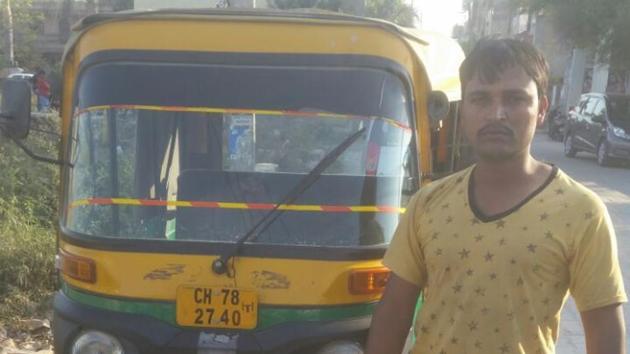 Accused Mohammad Irfan next to the auto that he was reportedly driving that night.(Photo by sources)