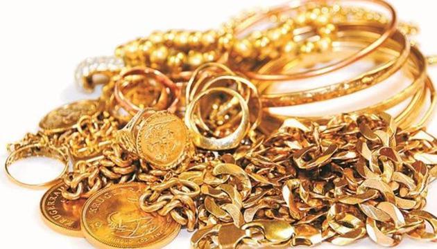 The thief escaped with cash gifts given to the groom in envelopes, as well as gold jewellery worth Rs4.86 lakh. (HT File) The thief escaped with cash gifts given to the groom in envelopes, as well as gold jewellery worth Rs4.86 lakh. (HT File)