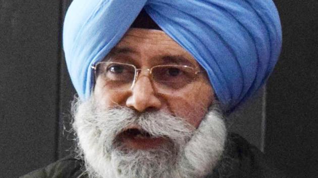 Senior AAP leader HS Phoolka addressing media at Press club in Chandigarh on Saturday. (Sikander Singh/HT) Senior AAP leader HS Phoolka addressing media at Press club in Chandigarh on Saturday. (Sikander Singh/HT)