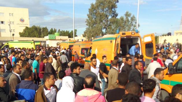 Egyptians gather around ambulances following a gun and bombing attack on the Rawda mosque near the North Sinai provincial capital of El-Arish on November 24, 2017.(AFP Photo) Egyptians gather around ambulances following a gun and bombing attack on the Rawda mosque near the North Sinai provincial capital of El-Arish on November 24, 2017.(AFP Photo)
