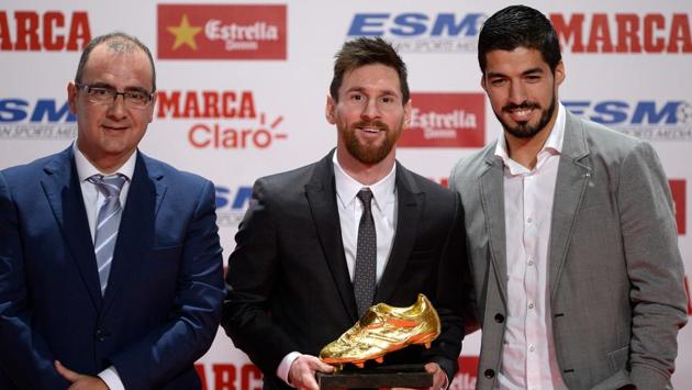Lionel Messi poses with Luis Suarez (R) and Marca newspaper director Juan Ignacio Gallardo after receiving the 2017 European Golden Shoe. (AFP)