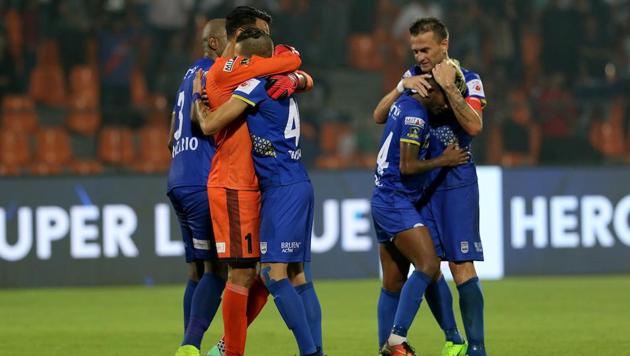 Mumbai City FC players celebrate after defeating FC Goa in an Indian Super League match.(ISL / SPORTZPICS)