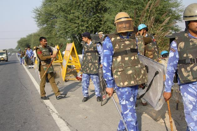 Rohtak,November 25: Sarpanches and other Jat leaders protesting against the AIJASS rally proposed to be held at Jassia village argue with police and administrative officials near rally venue on November 25.(Manoj Dhaka/HT Photo)