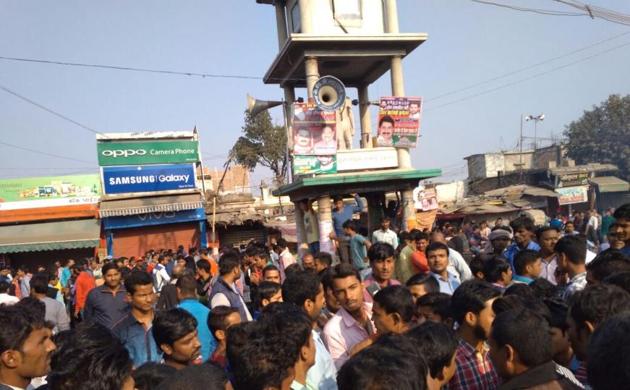 An angry mob blocking the Mina Bazar Chowk at Motihari in protest against Chotu Jaiswal’s murder.(Madnakar/ HT photo)