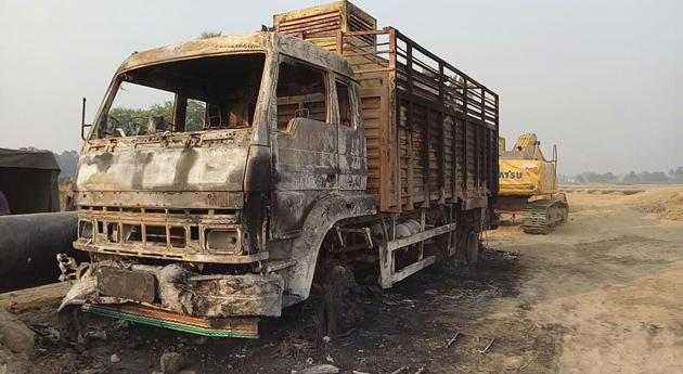 The truck that was set on fire by suspected Maoists in Gaya district on Friday night.(SK Ullah/HT photo)