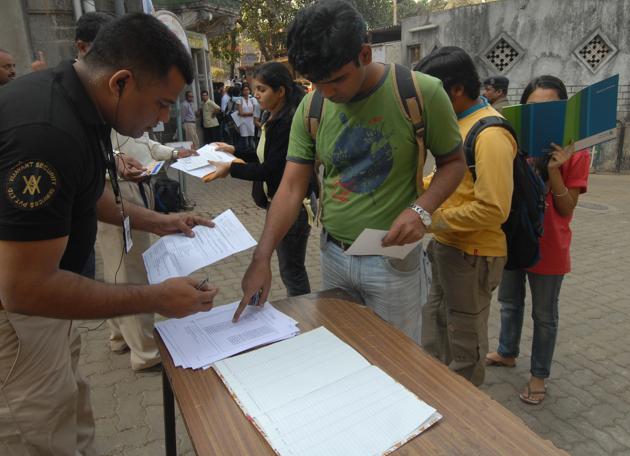Students waiting to enter the examination for CAT 2017 at a college in Bandra, Mumbai. (Hindustan Times) Students waiting to enter the examination for CAT 2017 at a college in Bandra, Mumbai. (Hindustan Times)