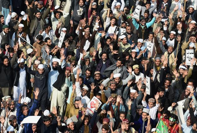 Tehreek-i-Labaik protestors shout slogans against government during a protest in Lahore on November 25, 2017.(AFP)