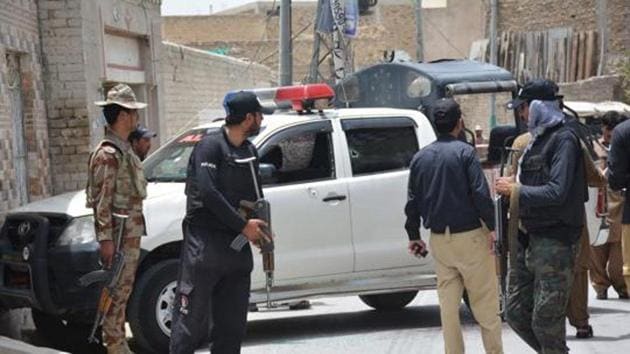 Pakistani security personnel stand next to a police vehicle after an ambush by gunmen in Quetta on July 13.(AFP File Photo/Representative image) Pakistani security personnel stand next to a police vehicle after an ambush by gunmen in Quetta on July 13.(AFP File Photo/Representative image)