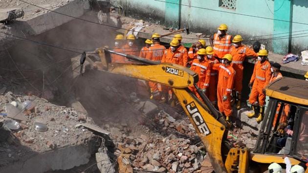 The NDRF team conducts rescue operations in Bhiwandi on Friday. (Praful Gangurde) The NDRF team conducts rescue operations in Bhiwandi on Friday. (Praful Gangurde)