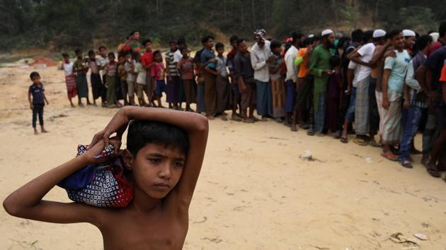 Rohingya refugees line up to receive blankets outside Kutupalong refugee settlement near Cox's Bazar, Bangladesh, November 24, 2017. (REUTERS) Rohingya refugees line up to receive blankets outside Kutupalong refugee settlement near Cox's Bazar, Bangladesh, November 24, 2017. (REUTERS)