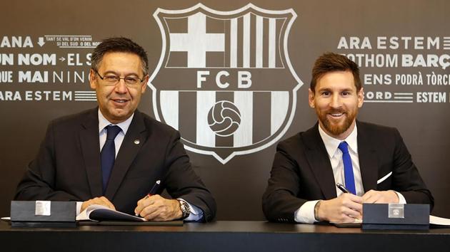 Barcelona FC President Josep Maria Bartomeu (L)and Lionel Messi sign a contract extension keeping Messi at Barcelona until 2021.(AFP)