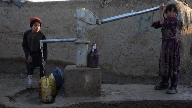 Internally displaced Afghan children fetch water from a pump at a refugee camp in Kabul on November 19, 2017. (Noorullah Shirzada / AFP) Internally displaced Afghan children fetch water from a pump at a refugee camp in Kabul on November 19, 2017. (Noorullah Shirzada / AFP)