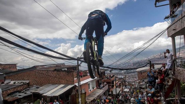 Residents watch as a downhill rider competes during the Urban Bike Inder Medellin race final at the Comuna 1 shantytown in Medellin, Colombia on November 19, 2017. (Joaquin Sarmiento / AFP) Residents watch as a downhill rider competes during the Urban Bike Inder Medellin race final at the Comuna 1 shantytown in Medellin, Colombia on November 19, 2017. (Joaquin Sarmiento / AFP)