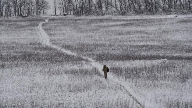 A Ukrainian serviceman is seen as he walks near the government-held village of Travneve, Ukraine on November 23, 2017. (Oleksandr Klymenko / REUTERS) A Ukrainian serviceman is seen as he walks near the government-held village of Travneve, Ukraine on November 23, 2017. (Oleksandr Klymenko / REUTERS)