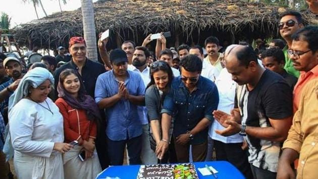 Suriya and Jyothika being welcomed by the cast and crew of Kayamkulam Kochunni. Suriya and Jyothika being welcomed by the cast and crew of Kayamkulam Kochunni.