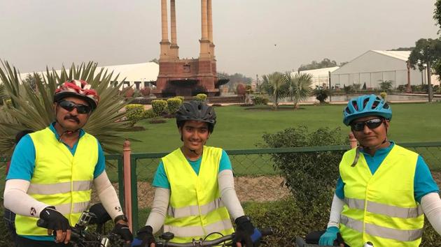 (From left) Satish Patil, Sai and Jagruti with during their 3,400-km cycling expedition across India. (HT PHOTO) (From left) Satish Patil, Sai and Jagruti with during their 3,400-km cycling expedition across India. (HT PHOTO)
