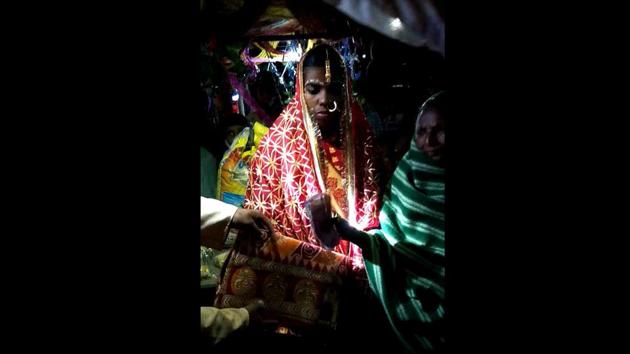 A woman donates money to Saraswati Chowdhury at her wedding in Khanpur village of Malda district on Thursday.(HT PHOTO)