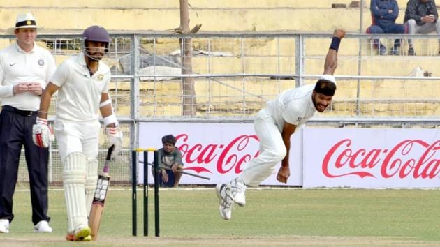 Ashok Dinda had a stellar show for Bengal against Goa in a Ranji Trophy match. (HT Photo) Ashok Dinda had a stellar show for Bengal against Goa in a Ranji Trophy match. (HT Photo)