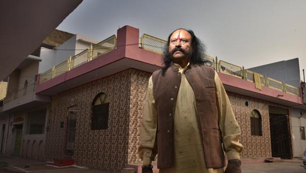 Former dacoit Malkhan Singh. In 1982, Singh and his gang surrendered before chief minister Arjun Singh. After his release, he started running for panchayat polls, winning them as well since nobody opposed him.(Raj K Raj/HT Photo) Former dacoit Malkhan Singh. In 1982, Singh and his gang surrendered before chief minister Arjun Singh. After his release, he started running for panchayat polls, winning them as well since nobody opposed him.(Raj K Raj/HT Photo)