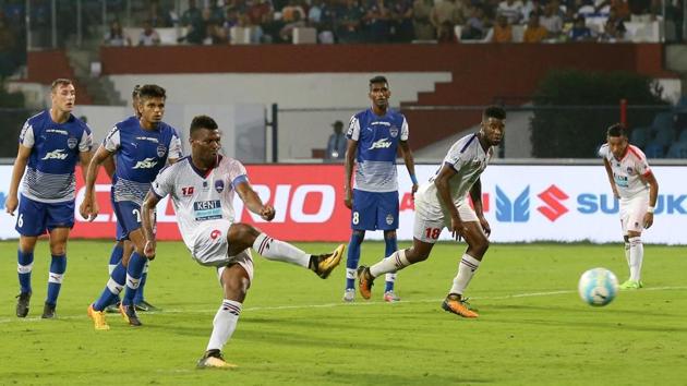 Kalu Uche scored from he penalty spot to give Delhi a glimmer of hope late in the game. (ISL / SPORTZPICS) 