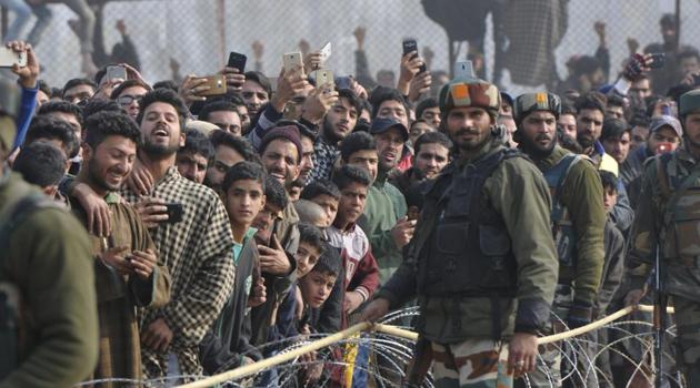 Fans thronged to the cricket match in large numbers to see Dhoni. (Waseem Andrabi / HT Photo) Fans thronged to the cricket match in large numbers to see Dhoni. (Waseem Andrabi / HT Photo)