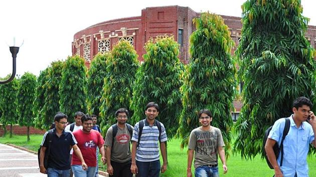 Students inside the campus of Indian Institute of Management, Lucknow. (HT File Photo for representational purpose only) Students inside the campus of Indian Institute of Management, Lucknow. (HT File Photo for representational purpose only)