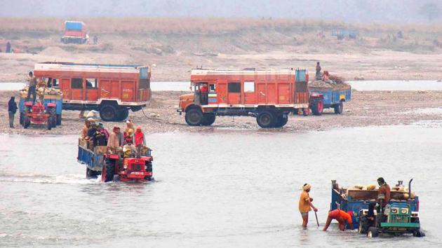 The team, apart from checking illegal quarrying on the Ganga riverbed, will also check the illegal activity in small rivulets, canals and other water bodies.(HT PHOTO) The team, apart from checking illegal quarrying on the Ganga riverbed, will also check the illegal activity in small rivulets, canals and other water bodies.(HT PHOTO)