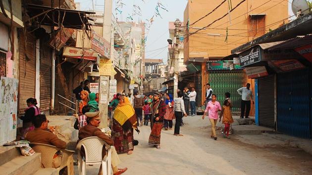 A majority of shops and small business establishments remained shut as the locality witnessed hectic polling activity amid huge police presence. (Peeyush Khandelwal/HT Photo) A majority of shops and small business establishments remained shut as the locality witnessed hectic polling activity amid huge police presence. (Peeyush Khandelwal/HT Photo)