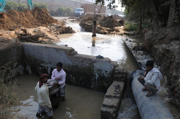 After the pipeline burst, water gushed into the hostel because of which the movement of staff and guests were restricted. (Parveen Kumar/HT PHOTO) After the pipeline burst, water gushed into the hostel because of which the movement of staff and guests were restricted. (Parveen Kumar/HT PHOTO)