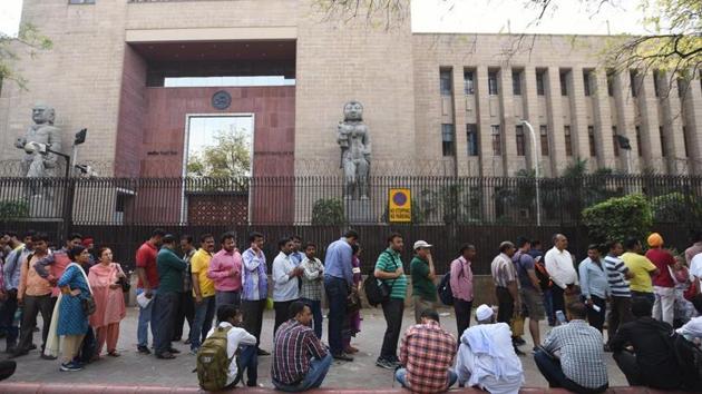 Poeple stand in a queue outside the Reserve Bank of India to submit their old banknotes. The Modi government announced demonetisation on November 8, 2016. (Ravi Choudhary/HT Photo) Poeple stand in a queue outside the Reserve Bank of India to submit their old banknotes. The Modi government announced demonetisation on November 8, 2016. (Ravi Choudhary/HT Photo)