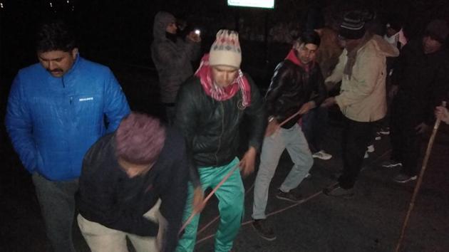 Rescue operation underway to save Manohar Singh, who accidentally slipped into a 400-feet deep gorge near Nainital. (HT PHOTO) Rescue operation underway to save Manohar Singh, who accidentally slipped into a 400-feet deep gorge near Nainital. (HT PHOTO)