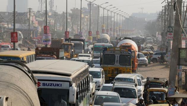 During peak hours, congestion at Vatika Chowk can cost motorists over an hour trying to cross the 1.5km stretch on Sohna Road.(Parveen Kumar/HT photo) During peak hours, congestion at Vatika Chowk can cost motorists over an hour trying to cross the 1.5km stretch on Sohna Road.(Parveen Kumar/HT photo)