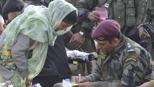 While the security forces restricted the fans from going near Dhoni, he politely obliged to autograph requests. (Waseem Andrabi / HT Photo) While the security forces restricted the fans from going near Dhoni, he politely obliged to autograph requests. (Waseem Andrabi / HT Photo)