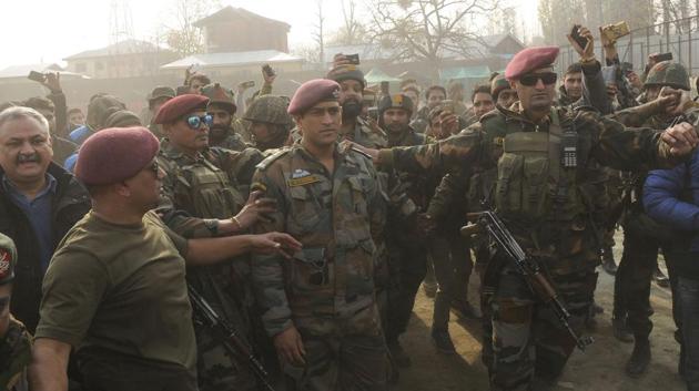 The fans tried to take selfies with the cricketer who was donning army uniform as he holds the honorary rank of a Lieutenant Colonel. (Waseem Andrabi / HT Photo) The fans tried to take selfies with the cricketer who was donning army uniform as he holds the honorary rank of a Lieutenant Colonel. (Waseem Andrabi / HT Photo)