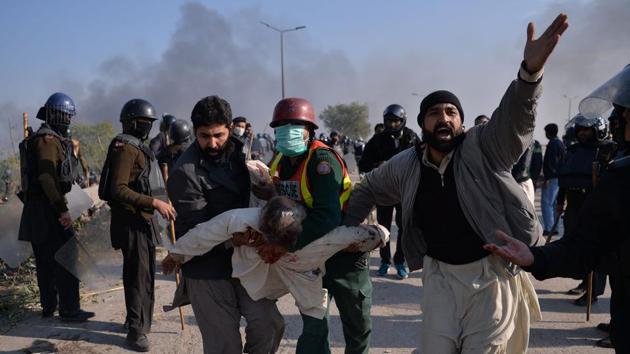 An injured activist from the Tehreek-i-Labaik Yah Rasool Allah Pakistan (TLYRAP) religious group is carried away from clashes with police in Islamabad on November 25, 2017. (AFP photo) An injured activist from the Tehreek-i-Labaik Yah Rasool Allah Pakistan (TLYRAP) religious group is carried away from clashes with police in Islamabad on November 25, 2017. (AFP photo)