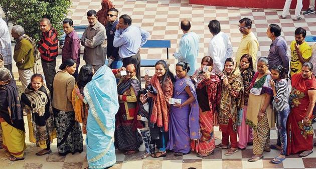 Voters queued up at a polling booth in LDA colony,Kanpur road. (Subhankar Chakraborty/HT Photo) Voters queued up at a polling booth in LDA colony,Kanpur road. (Subhankar Chakraborty/HT Photo)