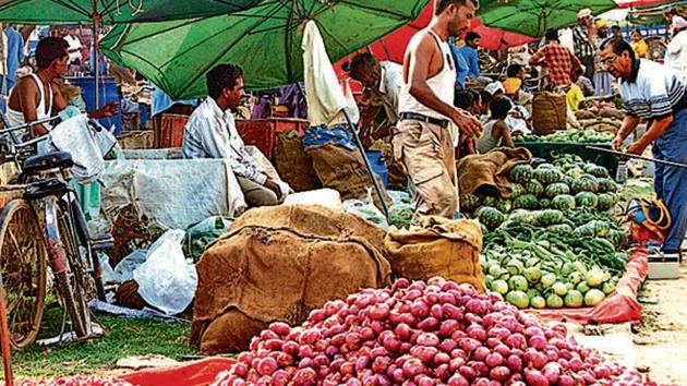 Onion being sold between Rs 60 and Rs 70 per kg. Three days back, it was priced at Rs 45 per kg.(HT File)