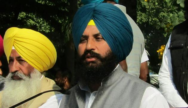 The Bains brothers, Simarjeet (right) and Balwinder Singh, speaking at Chandigarh Press Club on Monday. (Anil Dayal/HT) The Bains brothers, Simarjeet (right) and Balwinder Singh, speaking at Chandigarh Press Club on Monday. (Anil Dayal/HT)