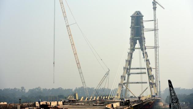 When the Aam Aadmi Party (AAP) government came to power in Delhi in 2015, it promised to complete the bridge by June 2016 which was further extended to July 2017. (Sonu Mehta/HT PHOTO) When the Aam Aadmi Party (AAP) government came to power in Delhi in 2015, it promised to complete the bridge by June 2016 which was further extended to July 2017. (Sonu Mehta/HT PHOTO)