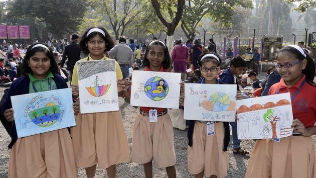 Schoolchildren showcase their paintings at the painting competition organised by the Pune police (south zone) and Seva Mitra Mandal on Sunday to pay homage to 26/11 martyrs at Sarasbag. (Ravindra Joshi/HT PHOTO)