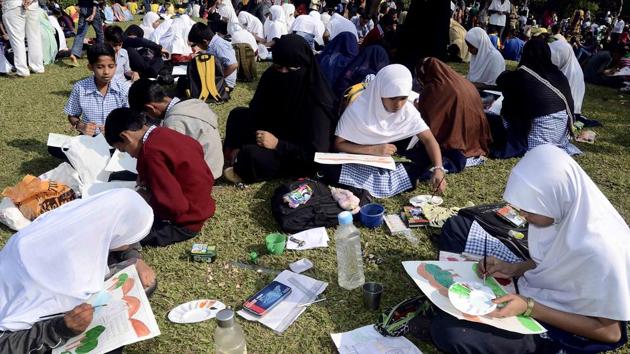 The south zone of Pune Police, along with Seva Mitra Mandal, organised a painting competition to pay homage to the 26/11 martyrs at Sarasbag. Around 500 schoolchildren and few parents also participated in the event held on Sunday. (Ravindra Joshi/HT PHOTO)